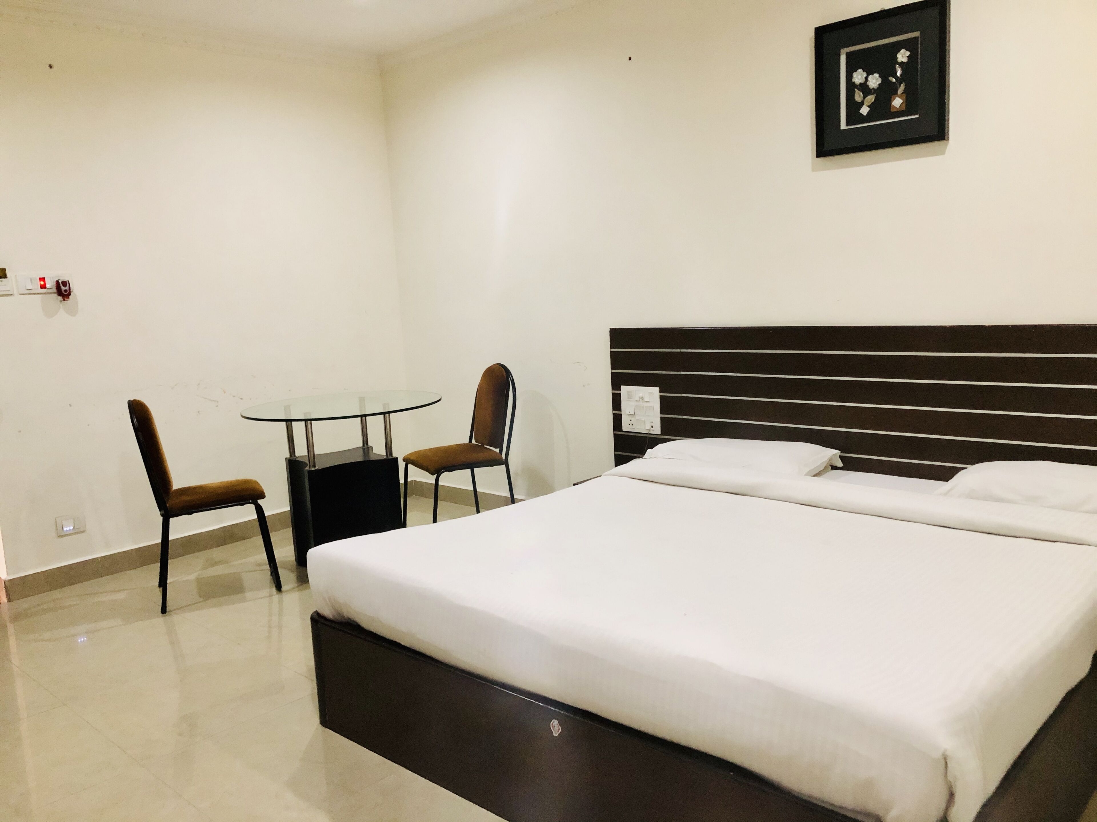 premium double room | desk, bed sheets