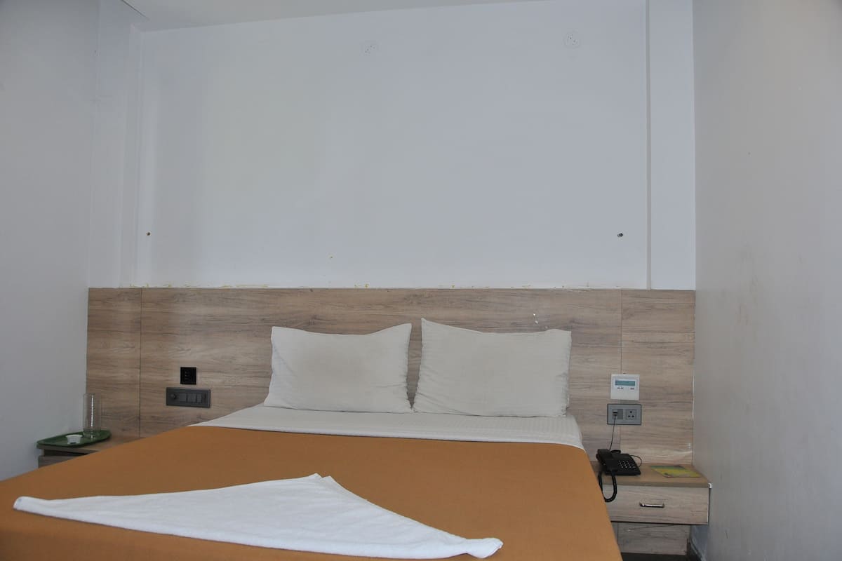 premium double room | desk, bed sheets