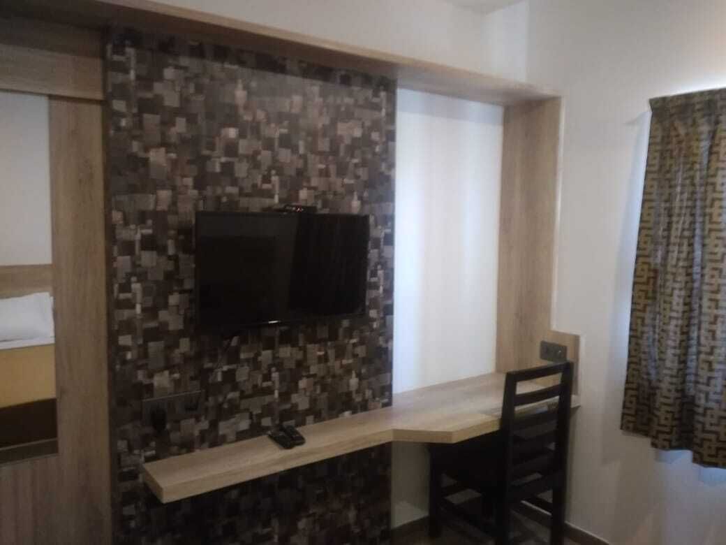 premium double room | desk, bed sheets