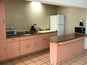Geladeira, micro-ondas, cooktop, cafeteira/chaleira