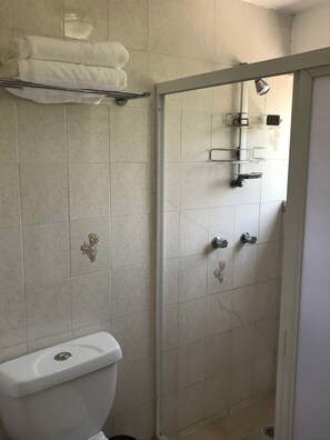 Bruser, hårtørrer, håndklæder