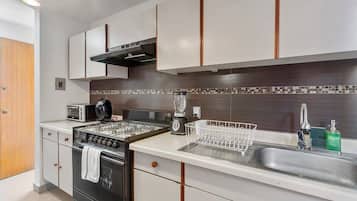 Lemari es, microwave, oven, dan kompor