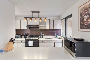 Een koelkast, een microgolfoven, een oven, een kookplaat