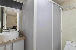 Shower, hair dryer, towels - +MS +Suite Distintiva+ Home Office +Zaragoza (Santiago de Querétaro)