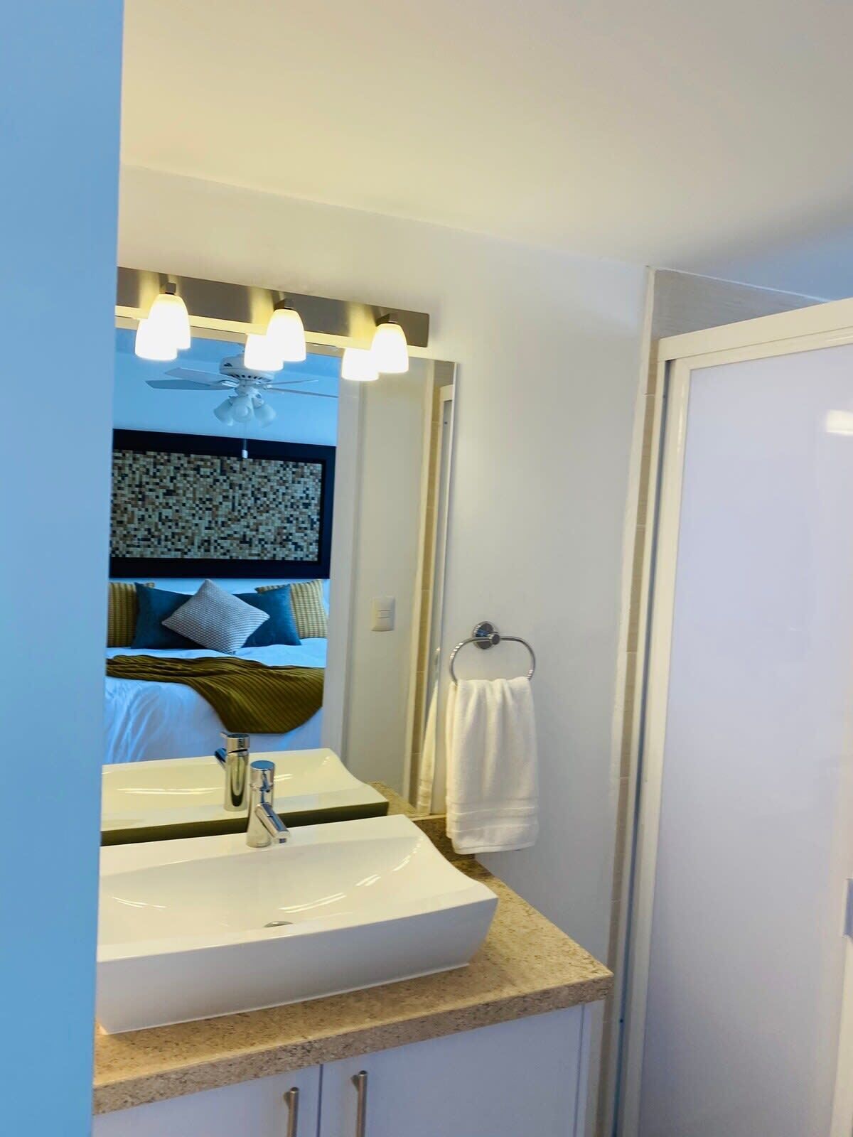 Chuveiro, toalhas de banho