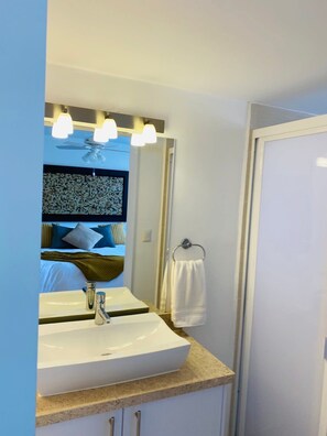 Een douche, handdoeken