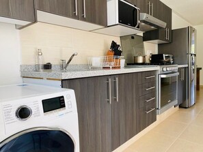 Réfrigérateur, four à micro-ondes, un four, surface de cuisson