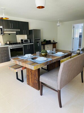 Een koelkast, een microgolfoven, een oven, een kookplaat