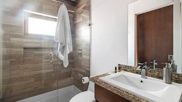 Chuveiro, toalhas de banho