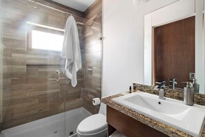 Een douche, handdoeken