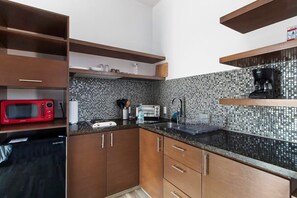 Een koelkast, een microgolfoven, een kookplaat