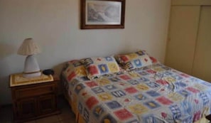 2 habitaciones, tabla de planchar con plancha, wifi y ropa de cama 