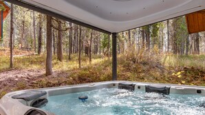 Un jacuzzi con vista a un bosque.