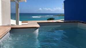 A pool with a view of the ocean and a lighthouse. - Deep Blue Vue mer et Piscine Privée (Le Gosier)