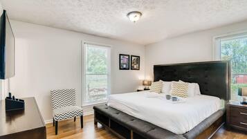 3 bedrooms, desk, iron/ironing board, travel cot