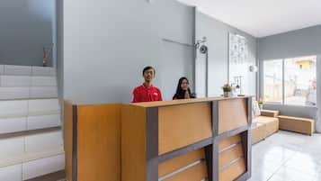 Una recepción de diseño moderno, una escalera con baldosas blancas y una zona de estar con vistas al exterior.