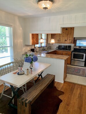 Lots of light throughout; local welcome gifts for all guests. - Coastal Cottage Steps Away from the Beach and Downtown Fairhope (Fairhope)