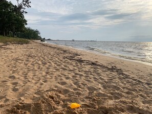 A beach just steps away from the front yard - Coastal Cottage Steps Away from the Beach and Downtown Fairhope (Fairhope)