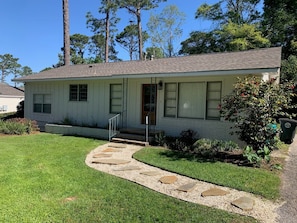 Large front and back yards - Coastal Cottage Steps Away from the Beach and Downtown Fairhope (Fairhope)