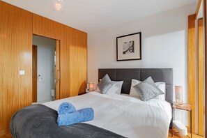 3 habitaciones, tabla de planchar con plancha, wifi y ropa de cama 