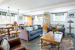 Smart TV, books - Courtyard Cottage Luxury Thatched Home Sleeps 4  (Pet Friendly) Near Gastro Pub (Ilminster)