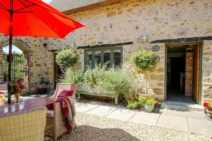 Outdoor dining - Courtyard Cottage Luxury Thatched Home Sleeps 4  (Pet Friendly) Near Gastro Pub (Ilminster)