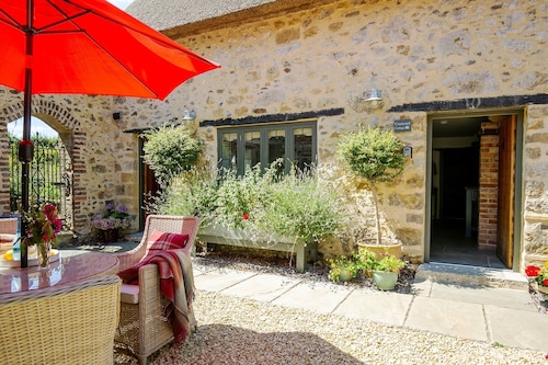Courtyard Cottage Luxury Thatched Home Sleeps 4  (Pet Friendly) Near Gastro Pub
