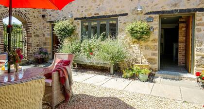 Courtyard Cottage Luxury Thatched Home Sleeps 4 (Pet Friendly) Near Gastro Pub
