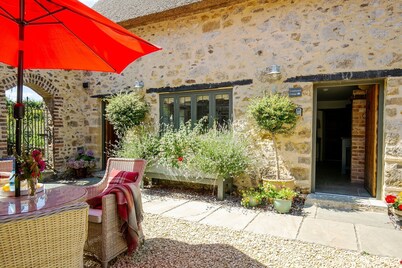 Courtyard Cottage Luxury Thatched Home Sleeps 4  (Pet Friendly) Near Gastro Pub