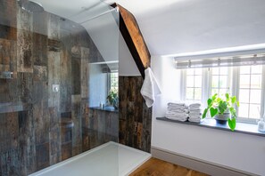 Suihku, hiustenkuivaaja, pyyhkeet, vessapaperi