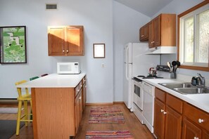 Een magnetron, een vaatwasser