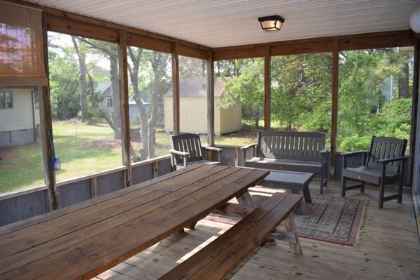 Outdoor dining - Blue Heron-Closest Neighborhood to Beach w/shared community water access! (Chincoteague)
