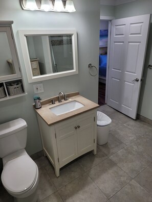 Dusj, håndklær, såpe og toalettpapir