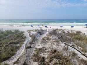 På stranden, solsenger og strandhåndklær