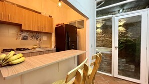 Réfrigérateur, micro-ondes, cafetière/bouilloire