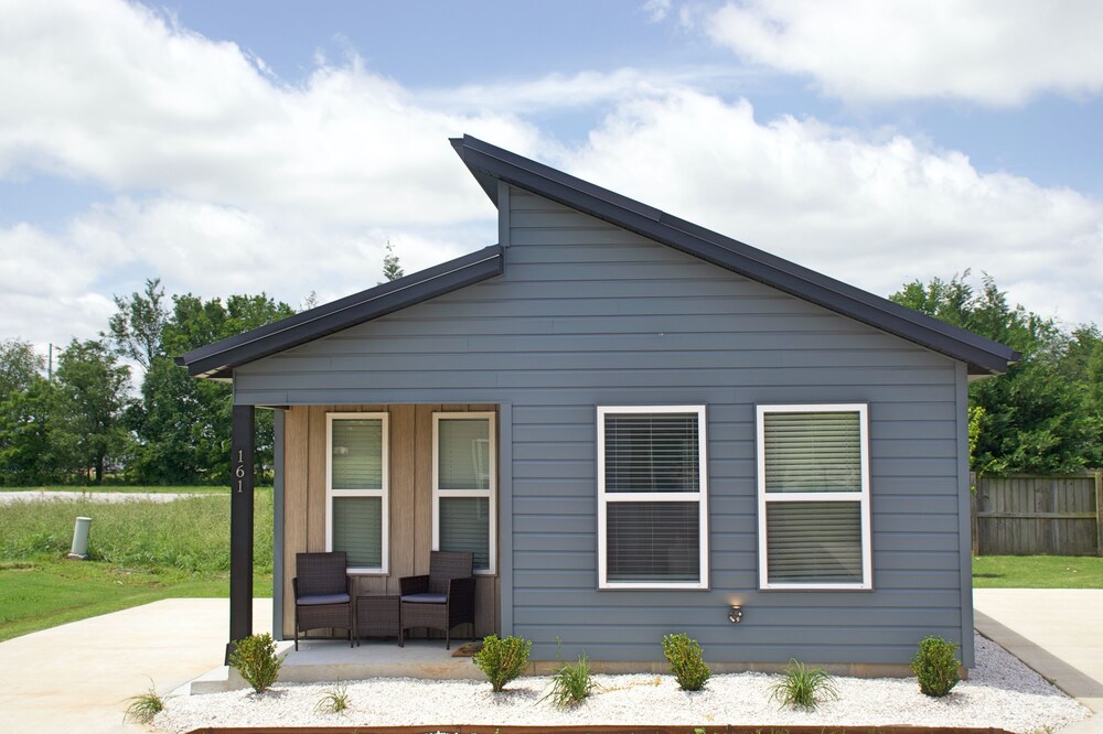 Tiny Home near MTB Trails, Wal-Mart HQ, Sleeps 6+