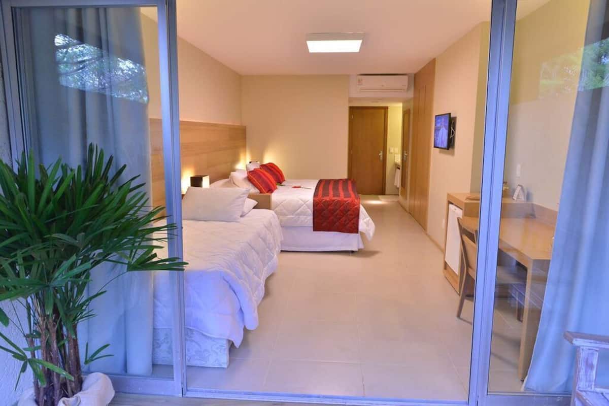 Deluxe kamer | Luxe beddengoed, een minibar, een kluis op de kamer, een bureau
