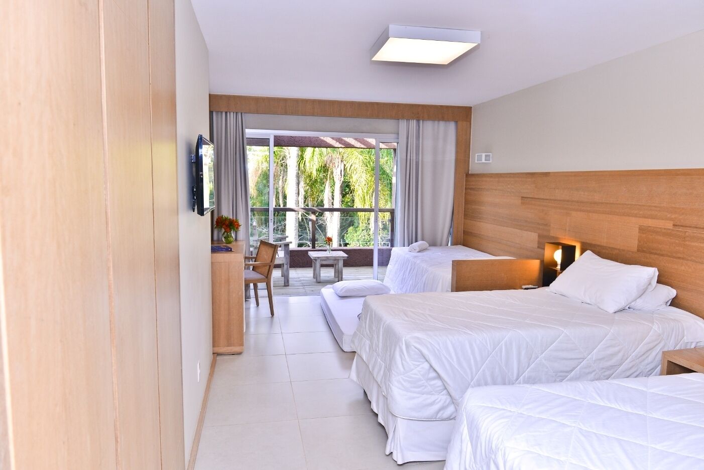 Phòng Deluxe | Bộ đồ giường cao cấp, minibar, két bảo mật tại phòng, bàn 