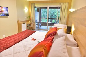 Premium bedding, minibar, in-room safe, desk - Vila Ventura Ecoresort (Viamao)