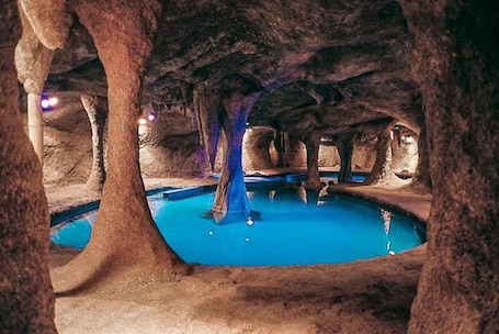 Una piscina techada, una piscina al aire libre, sombrillas. Vila Ventura Ecoresort