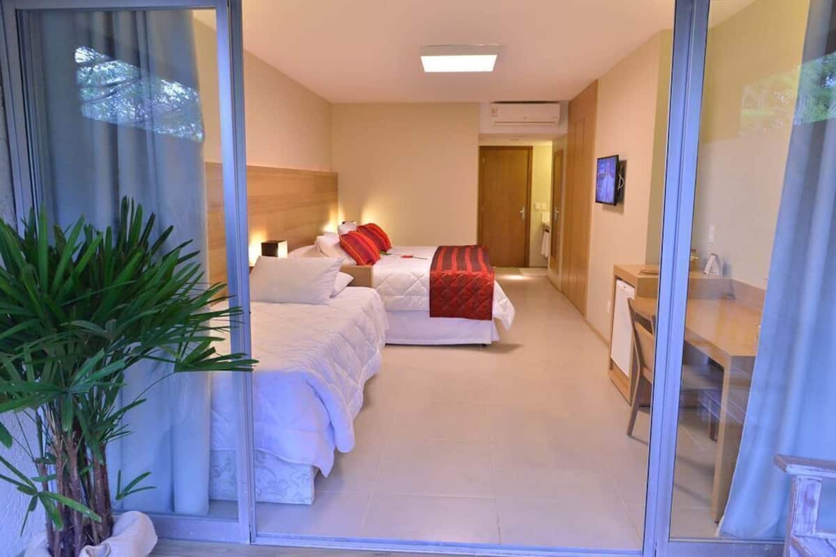 Roupas de cama premium, frigobar, cofres nos quartos, escrivaninha