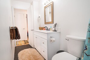 Combined shower/bathtub, hair dryer, towels, soap