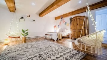 3 chambres, bureau, fer et planche à repasser, lit parapluie