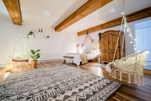 3 bedrooms, desk, iron/ironing board, travel cot - SALE! Dogs OK! King bed, wood stove, near lake (Estes Park)