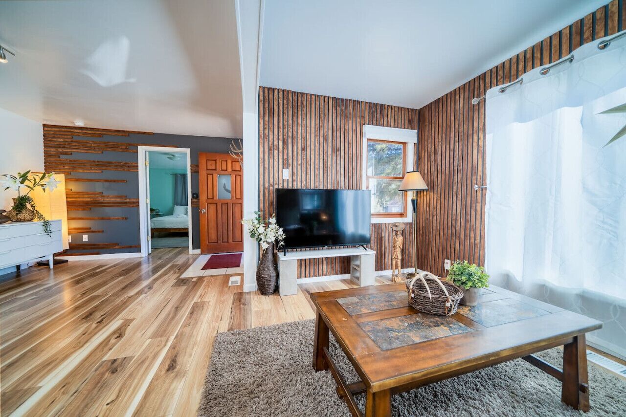 3 slaapkamers, een bureau, een strijkplank/strijkijzer, reisbedje