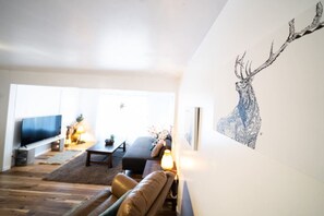 Smart TV, chimenea y oficina 