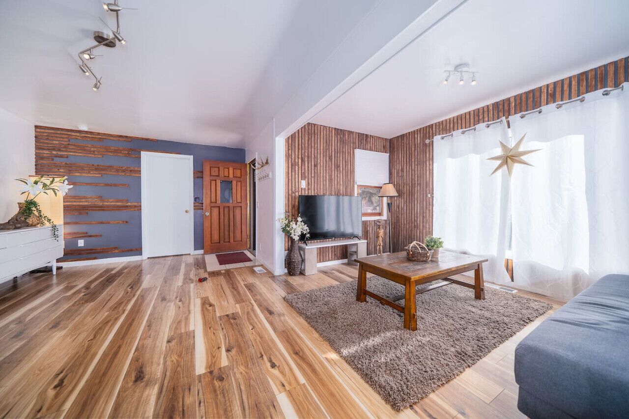 Een smart-tv, een open haard en een kantoor