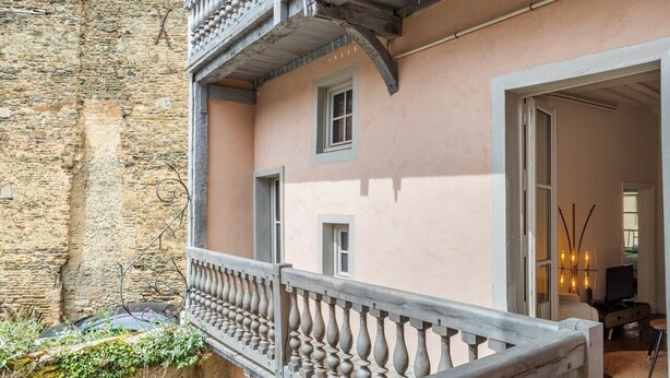 A two-story building with a balcony featuring ornate balustrades. - Dame de Coeur - Appartement spacieux en plein centre historique (Rennes)