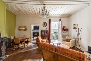 TV - Dame de Coeur - Appartement spacieux en plein centre historique (Rennes)