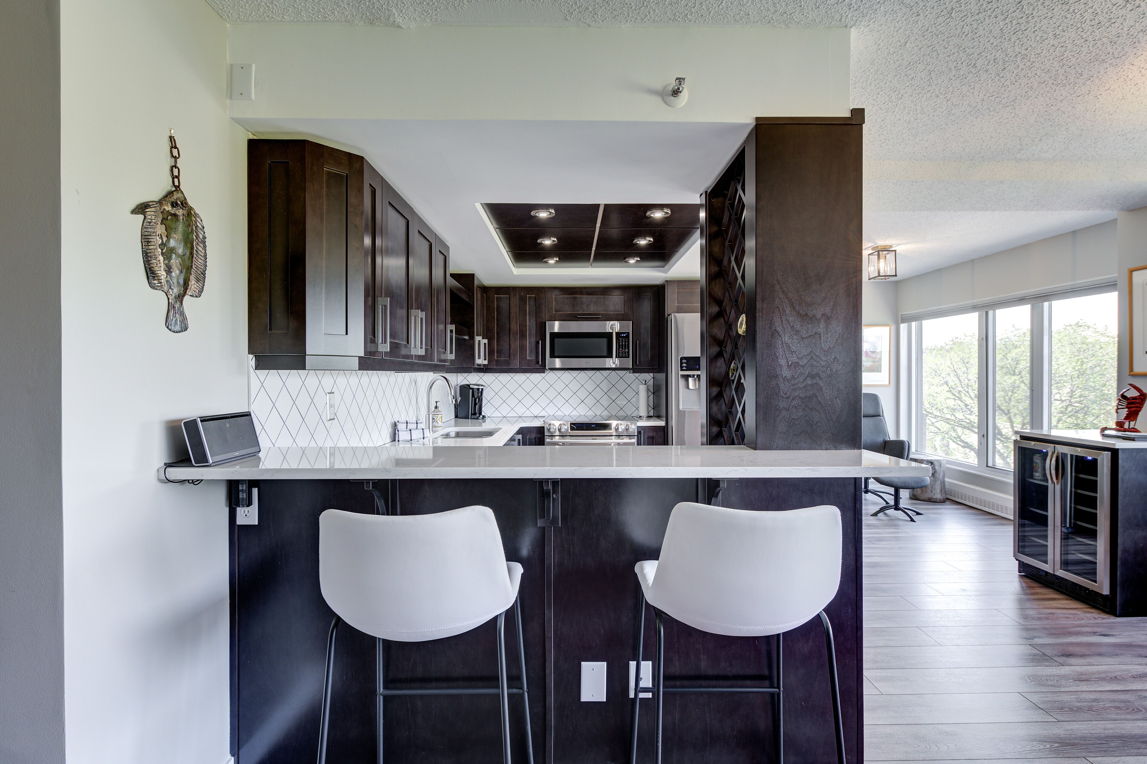 Réfrigérateur, four à micro-ondes, un four, surface de cuisson